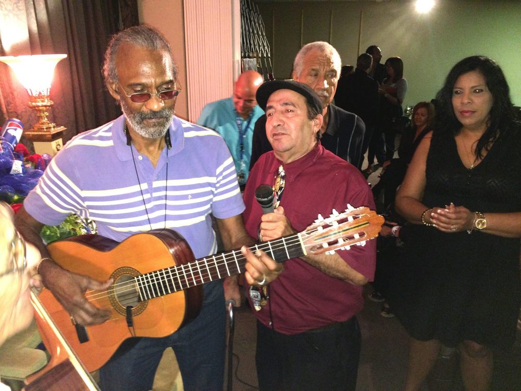 Un grupo de amigos le ofreció un homenaje musical. Su hija decía que cuando él oía músicos tocar añadía  una frase muy peculiar de él.