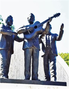 ESTATUAS DEL TRIO VEGABAJENO