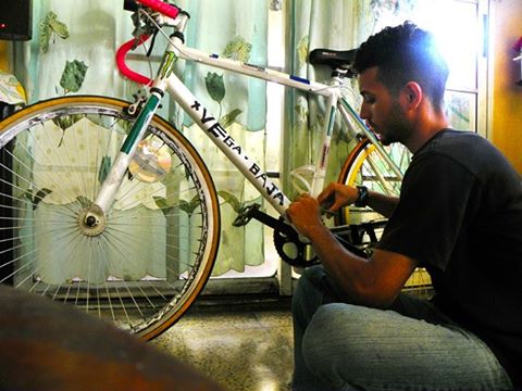 EDGAR FREYTES CON SU BICICLETA VEHABAJENA