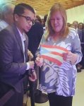 JOSE LUIS COLON RIVERA ENTREGA BANDERA A JANE SANDERS