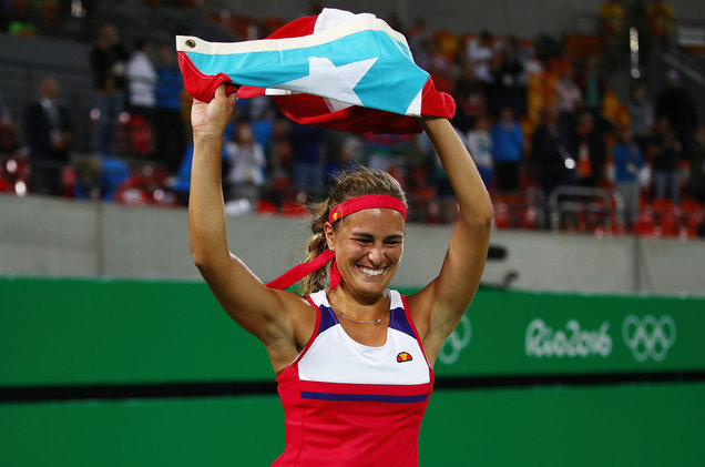 MONICA PUIG CON LA BANDERA PR
